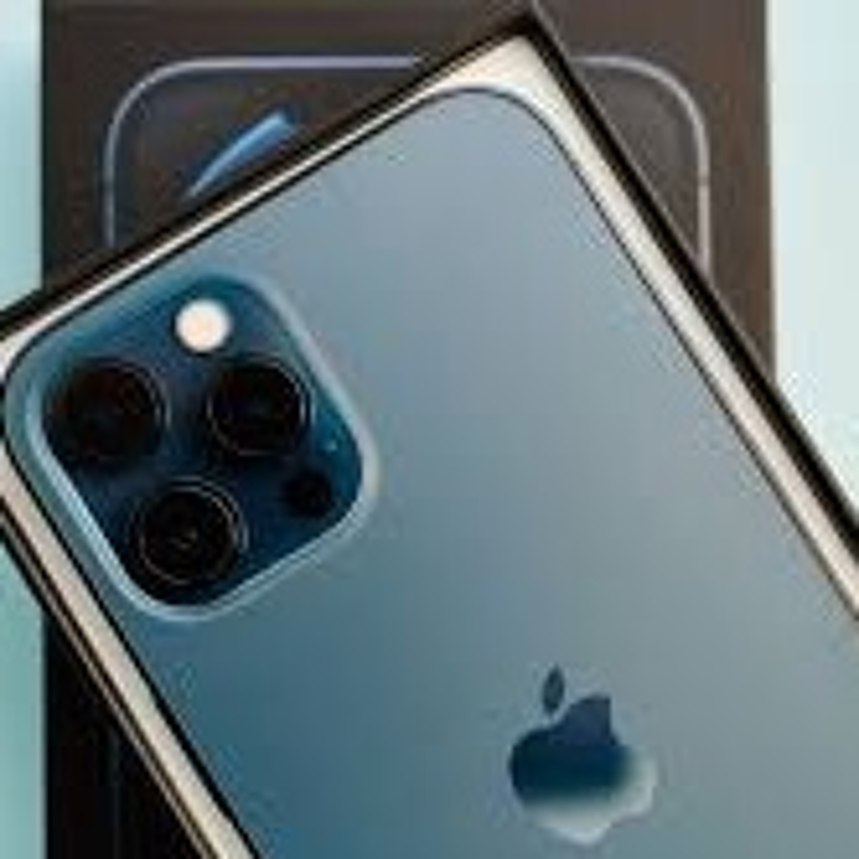 Brazil Fines Apple $2 Million for Not Including Chargers with iPhone 12 series (23.03.21) episode artwork