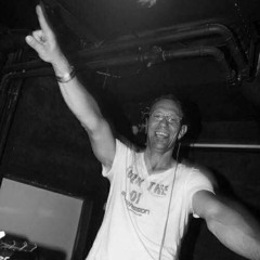 DJ HOSHY-Handstand am Beckenrand