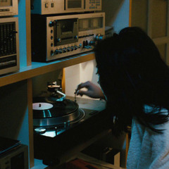 مكتّفي بالذات.