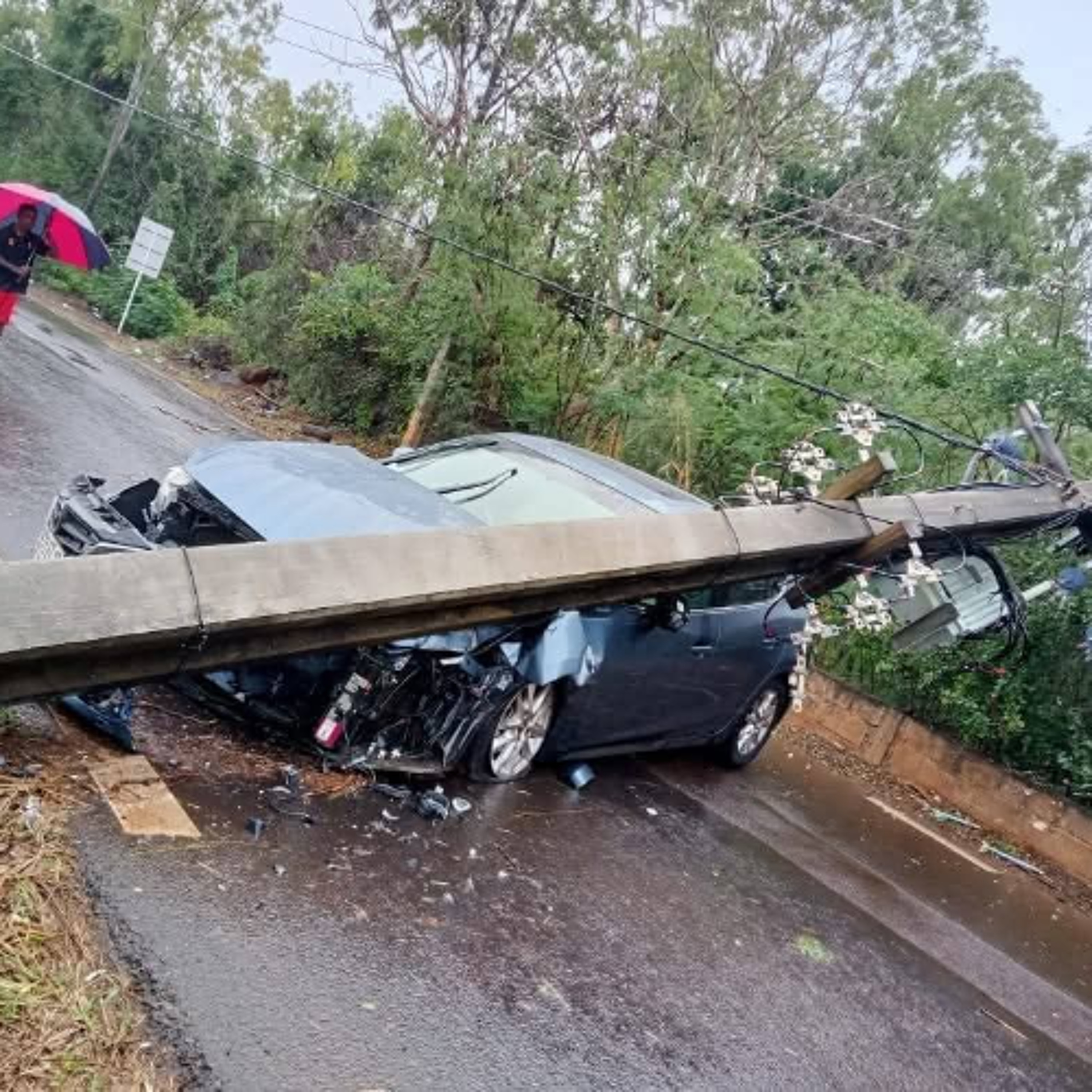 Une voiture percute un pylône du CEB à St Joseph, Terre-Rouge : « L’automobiliste est indemne…Le pylône a été remplacé dans l’après-midi », affirme Thierry Ramasawmy