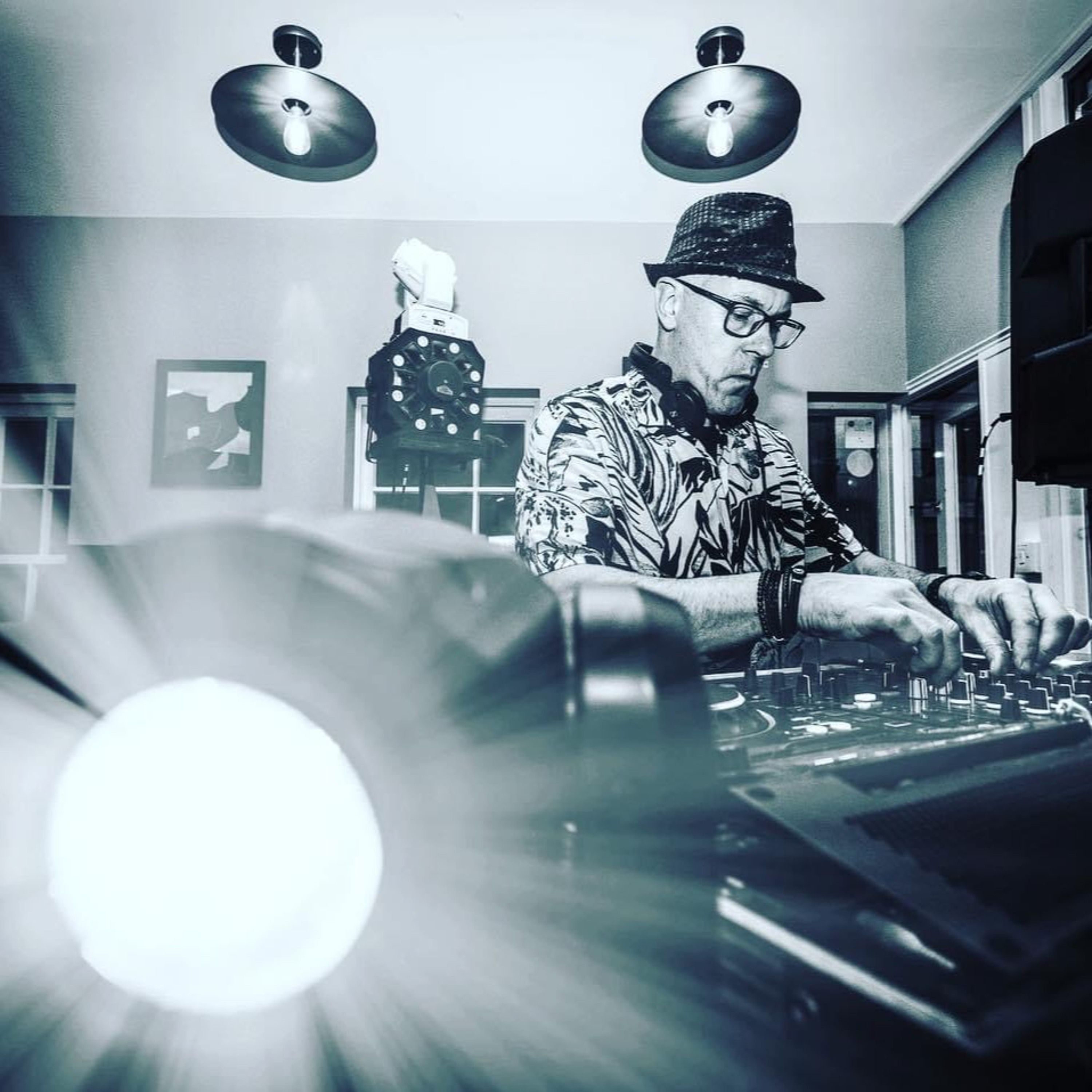 Hedgies **DOUBLE-CROSSED** HOUSE MIX May24 episode artwork