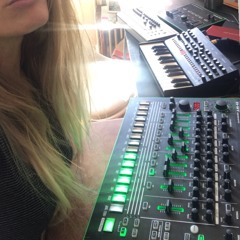 Teknu Minimal - Live & Analog - Roland Tr-8s - Roland SE-02
