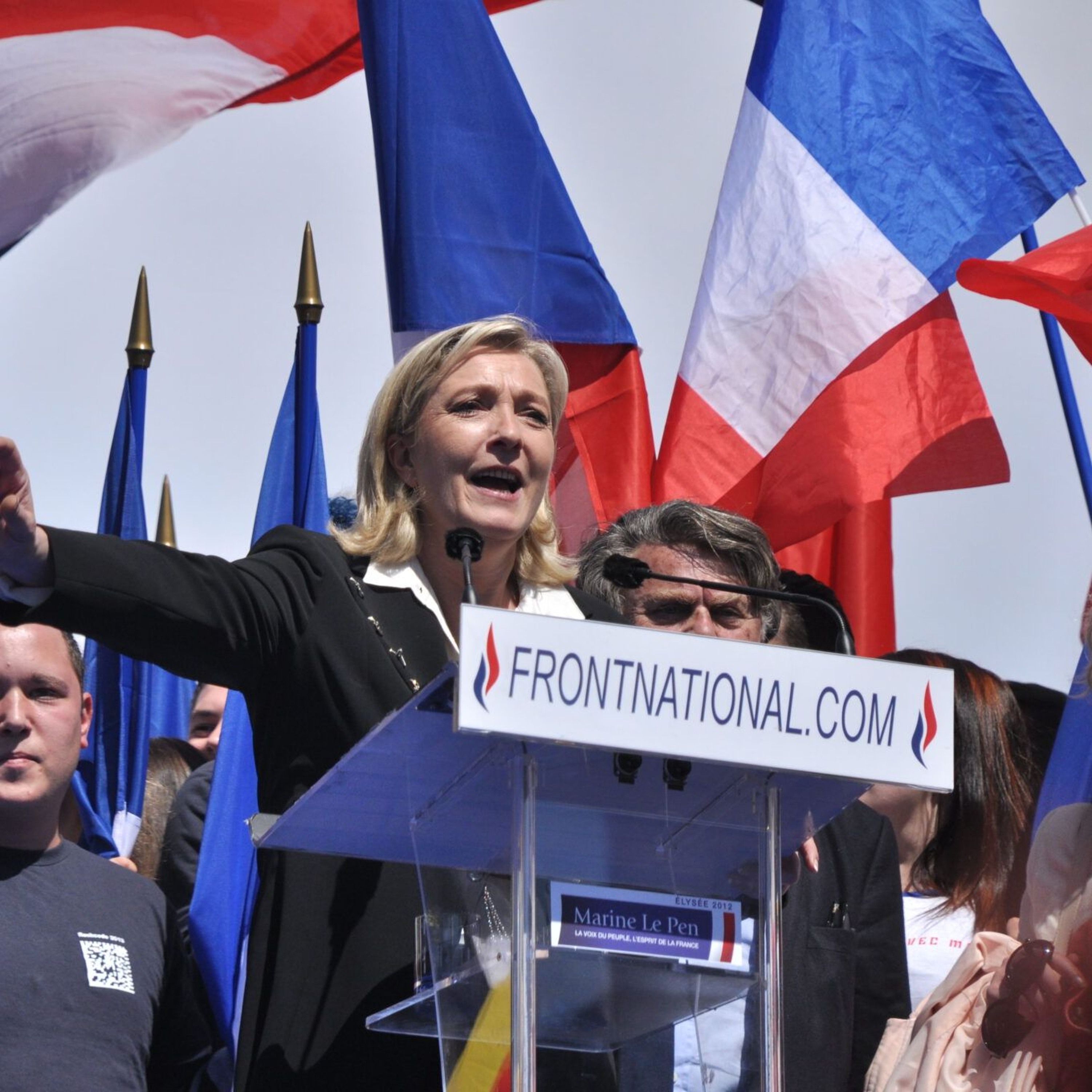 Krajní pravice přestává být ve Francii tabu. Hledá Marine Le Pen inspiraci ve vichistické Francii?