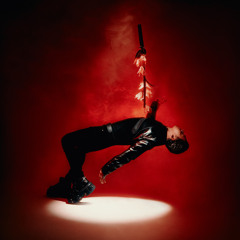 с кем бы я ни уснул