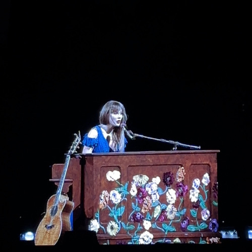 Holy Ground - Taylor Swift (acoustic live in Tokyo)