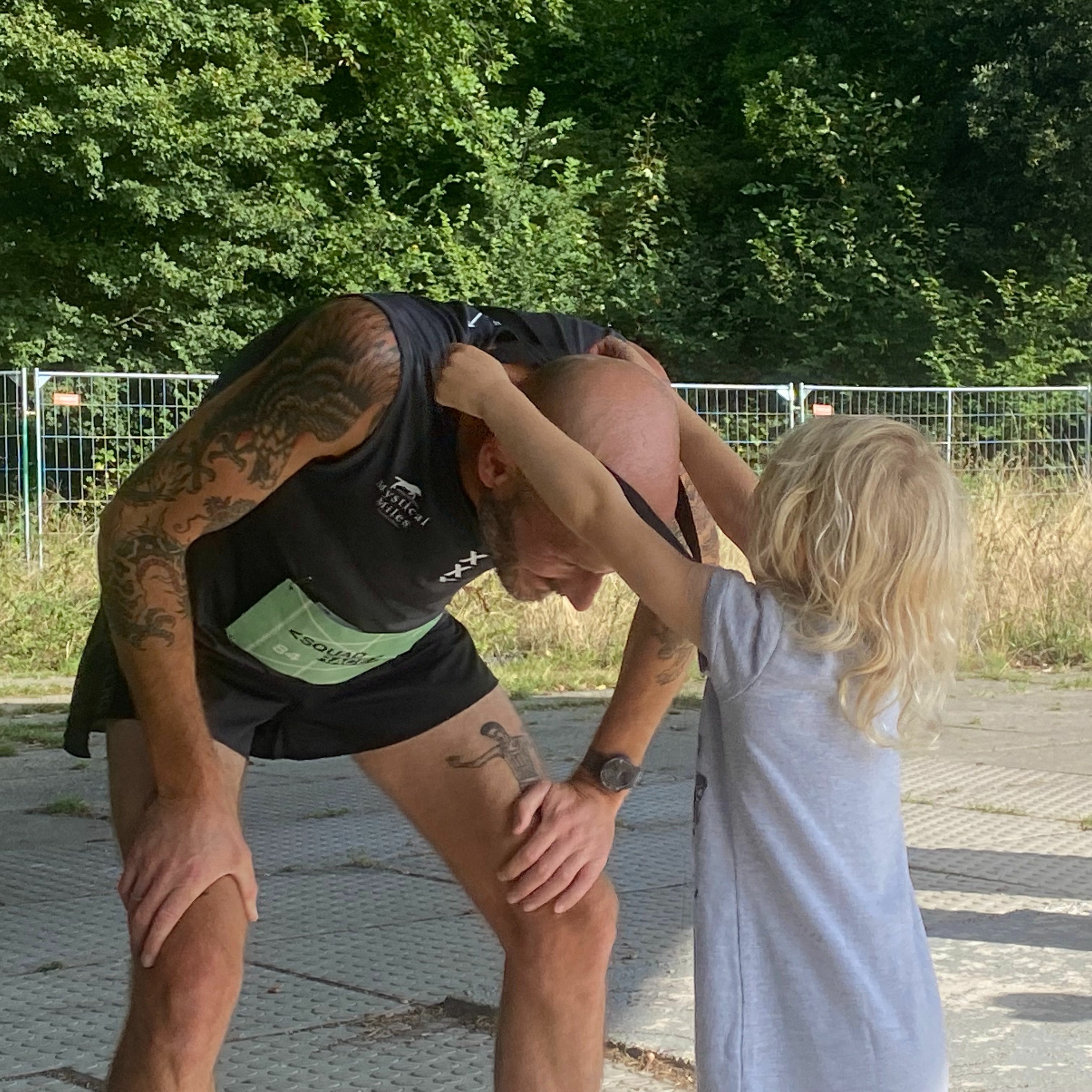 Klaas en Koen lopen weg