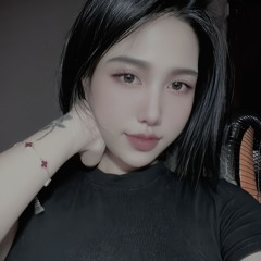 Mai Thanh đang làm Nail
