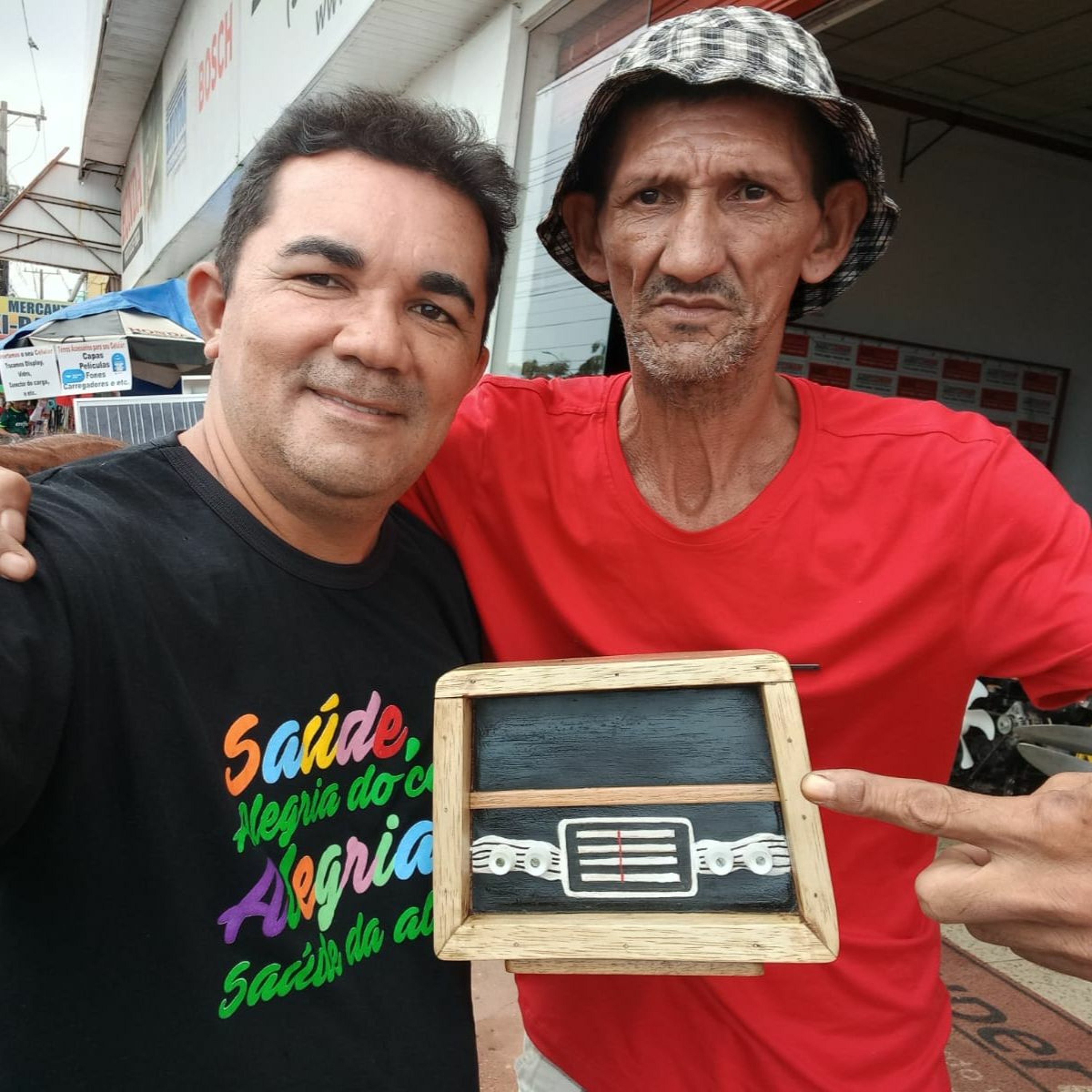 Artesão cria miniatura de rádio amador para homenagear Paulo Lima
