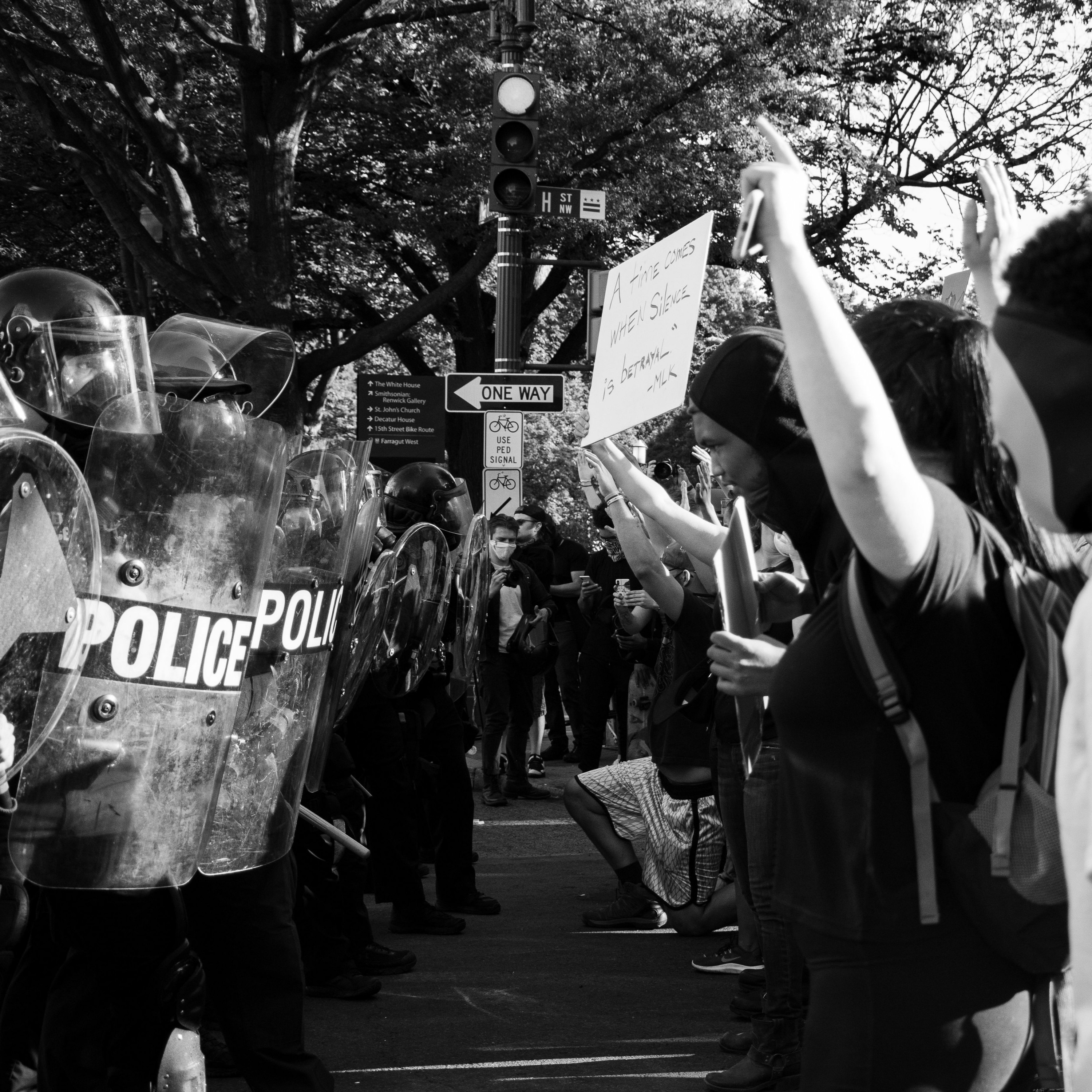 POLITIQUE AMÉRICAINE | [1/2] Le mouvement nihiliste Boogaloo sème le chaos dans les manifestations episode artwork