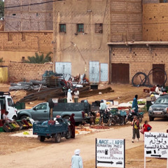 AMBMrkt-LR_M'Hamid El Ghizlane, Morocco-Rural market,  cars, metal,  cargo bike, trunk opening, box loading, vendors, crowd, village, traffic_IMESLI_Rural_192Khz32b