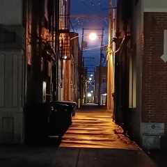 Hollywood Heartbreak (feat. IDH)