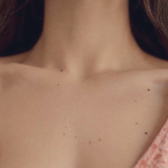 ‎⁨يابو عنقً مرصّع من الله بحبة خال