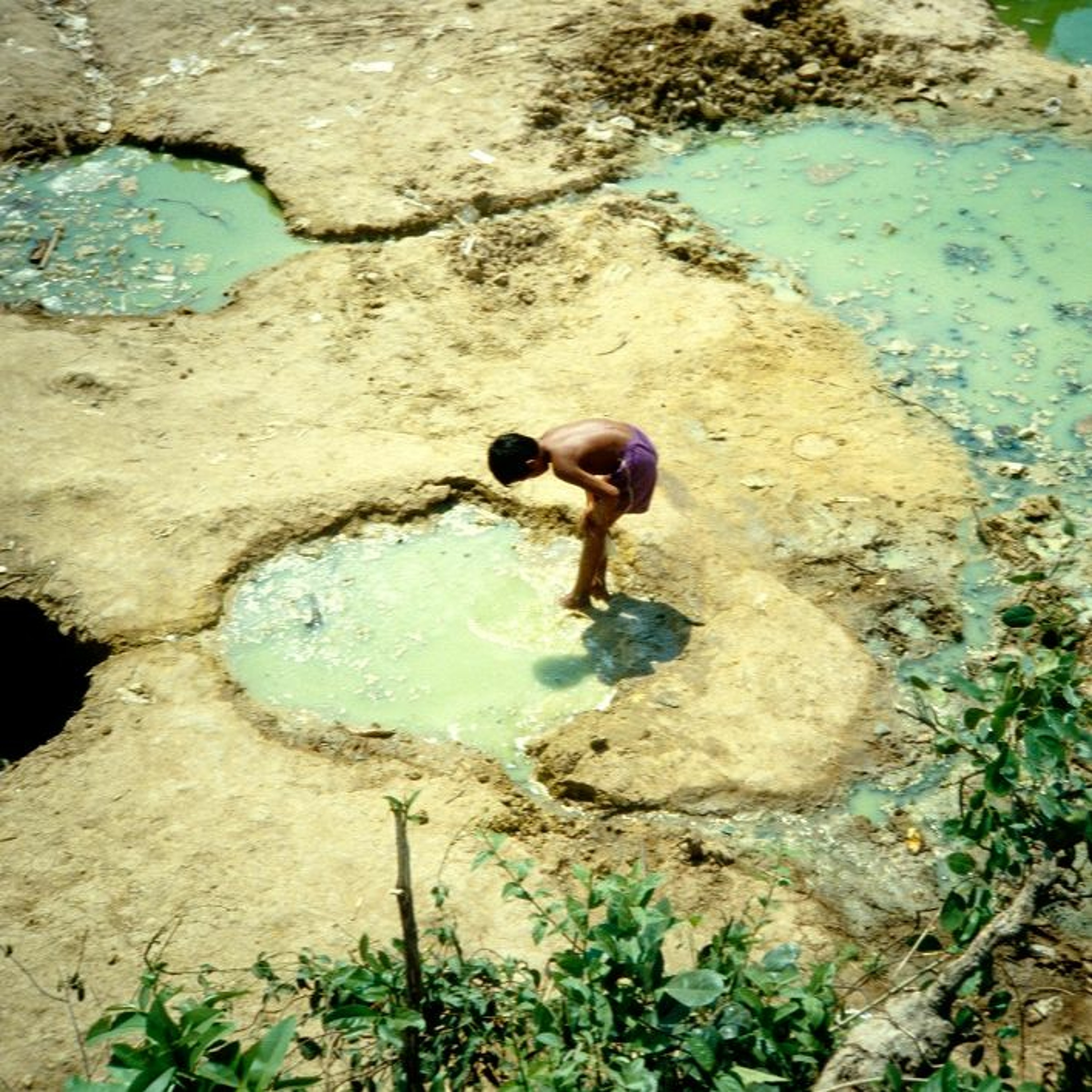 If not us, who? How States implement the legal framework protecting the environment from  conflict