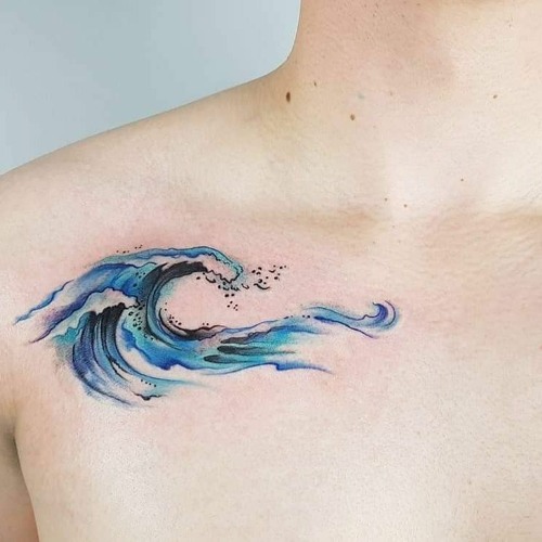 Prendre une vague qui tatoue