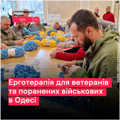 Плетуть шапочки та пледи для дітей та онуків: як ерготерапія допомагає одужувати військовим та ветеранам в Одесі
