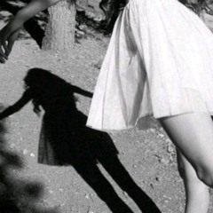 ‎⁨صغير مدلي يدك ⁩