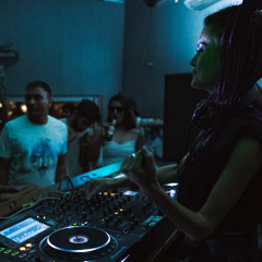 Liquid Crawling Horizon