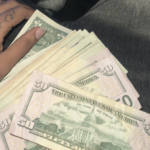 En el backroom contando $$$