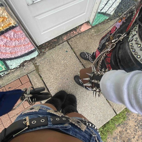 👽