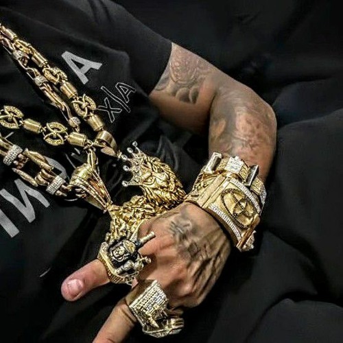 TROPA DO GORILÃO_ O VULGO DO CHEFE ADESIVADO NO FUZIL_ELA JOGA NA CARA