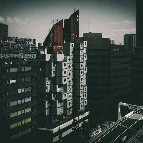 Capsule tower