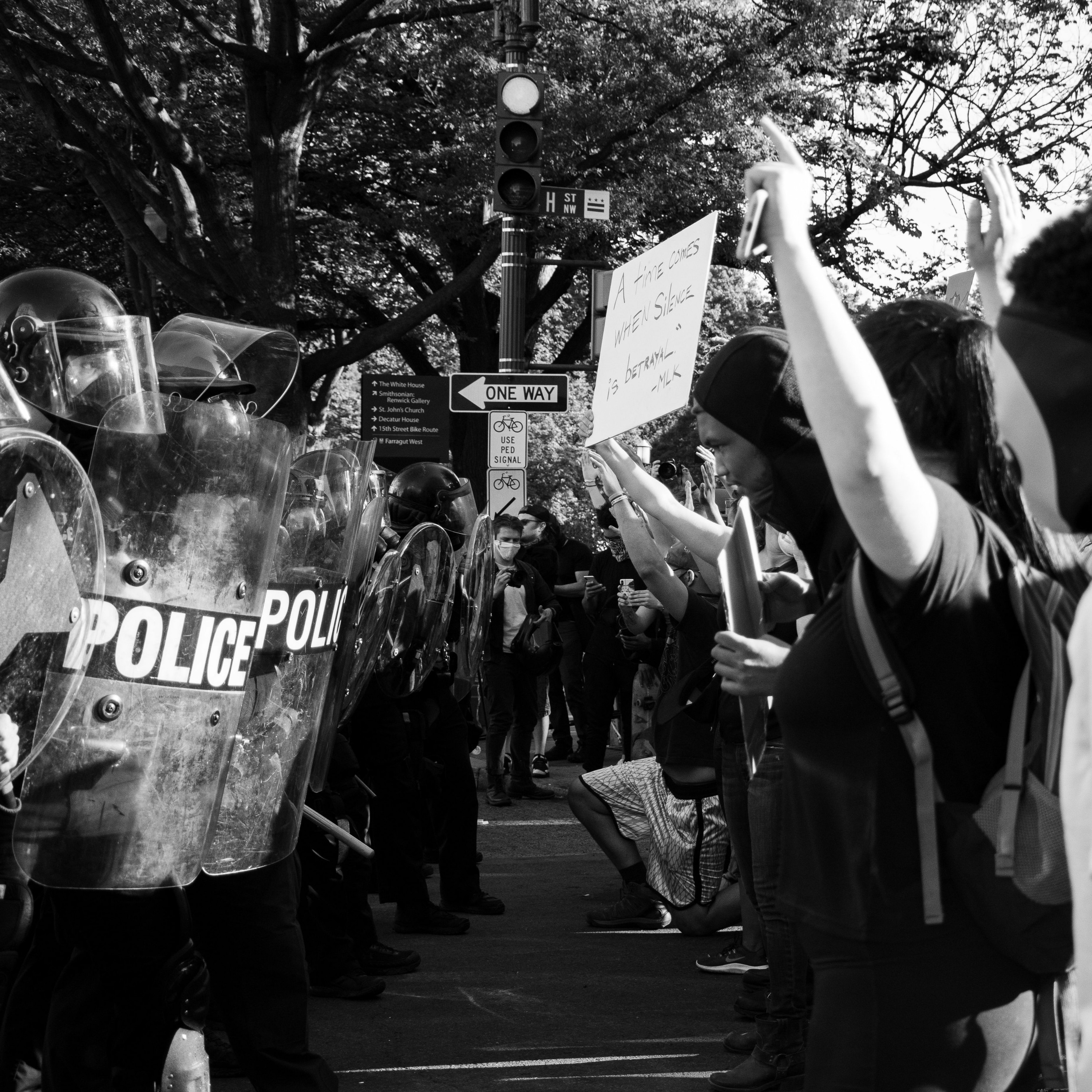 POLITIQUE AMÉRICAINE | [2/2] Rumeurs  que deux autobus d'antifas circulent dans les communautés episode artwork
