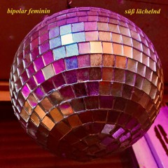 Bipolar Feminin - süß lächelnd