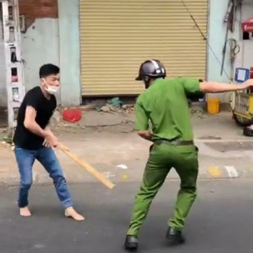 Ngoài cửa sổ là cơn mưa đang đổ chéo...