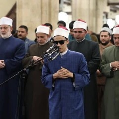 القارئ محمد أحمد حسن، مرتّلًا برواية قنبل عن ابن كثير المكي بالجامع الأزهر. جزاه الله خيرًا.