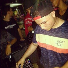 ESSE É O DJ DO BAILE FAMOSO PIKA DE TREM VS OLHA EU ME AMARRO EM VOCÊ ( DJ LG DA LAPA )