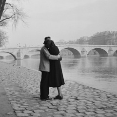 ماذا يضير الناس لو سرنا على ضوء النهار، وحملت عنك حقيبة اليد والمظلة !