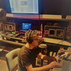 con la cabeza en la radio