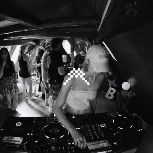HENI [SynSo Showcase] | Attic Sessions #009