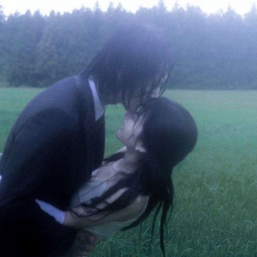 어수룩히 떠오르는 해는 우리 사랑의 모습을 본뜬 것처럼