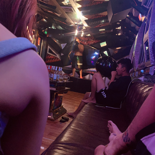 Còn Đúng Cái Nịt - Cảnh Kỳ