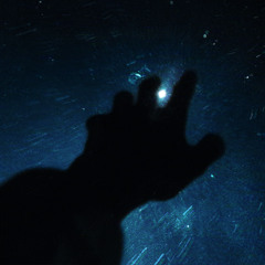 над головой