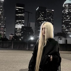 bước đi trong âm thầm, vỡ tan như hạt mưa bên thềm