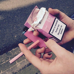 Леди курят сигареты в тонких розовых пачках