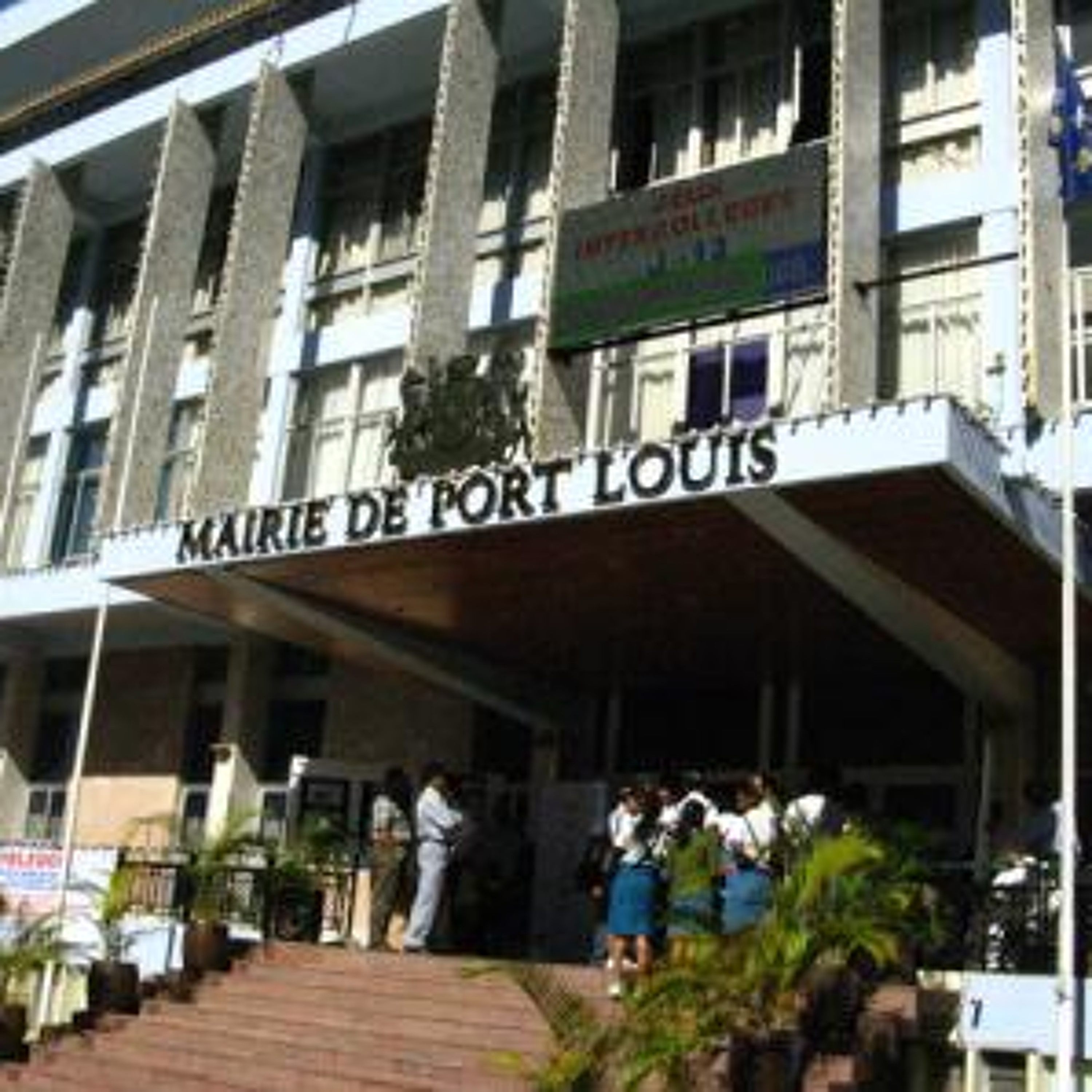 Port-Louis : après Air Mauritius, le parking de Rogers démoli pour améliorer l'évacuation des eaux pluviales episode artwork