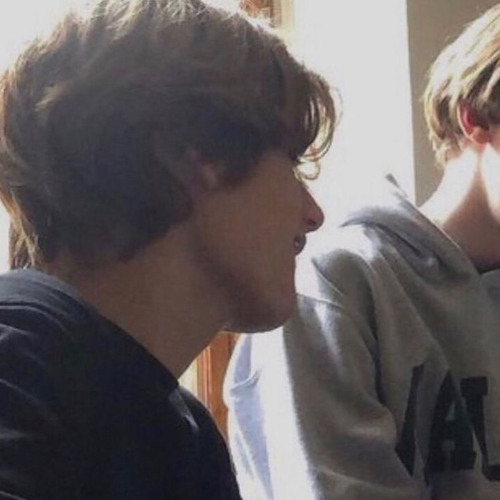 ‎⁨ترا مكسور فيني قلب وكني طير ⁩