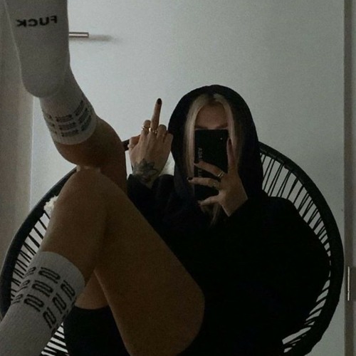 Докурила и ушла🚬