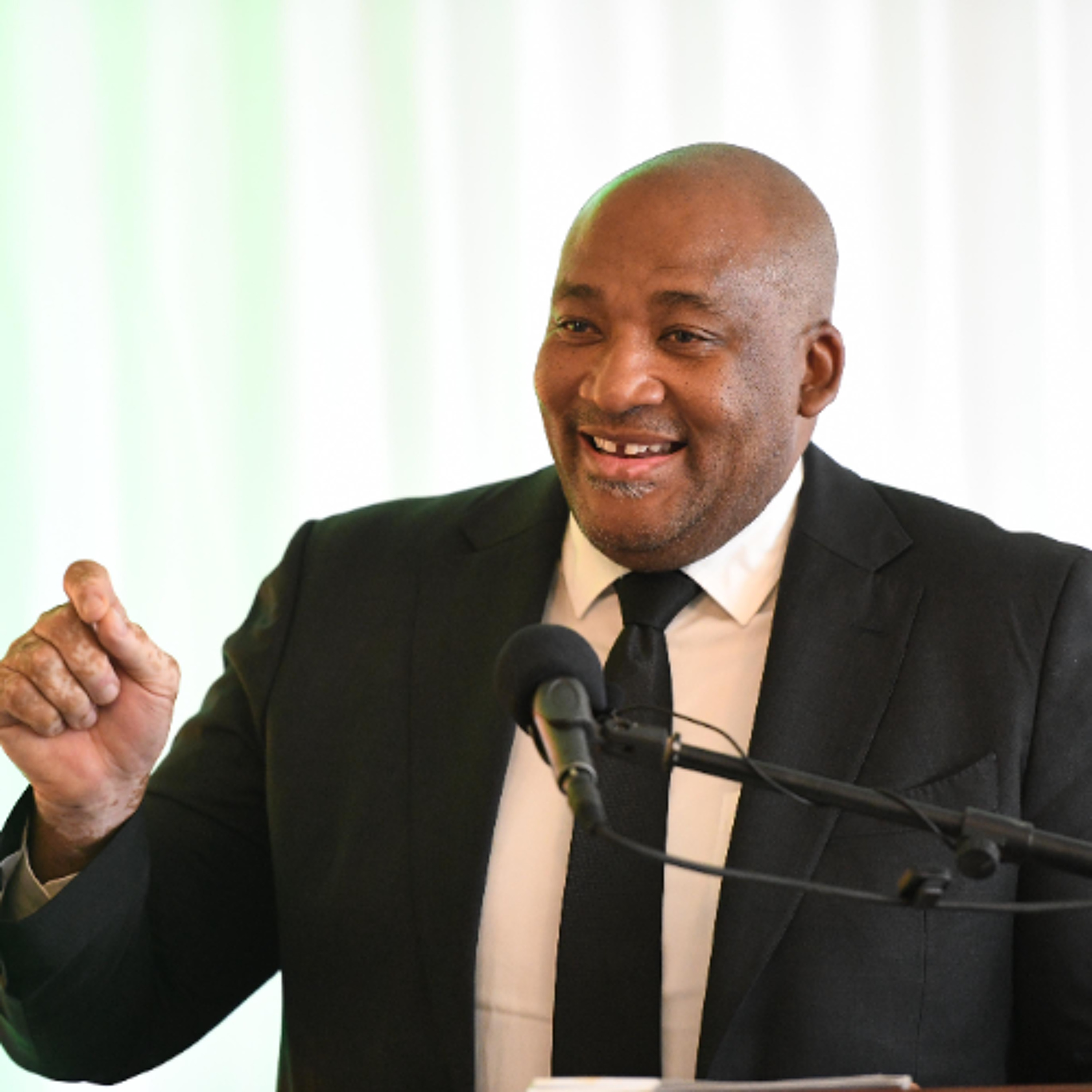 Minister Mckenzie addresses the receiving ceremony of the Soapstone Bird, Chapungu to Harare Zimbabwe