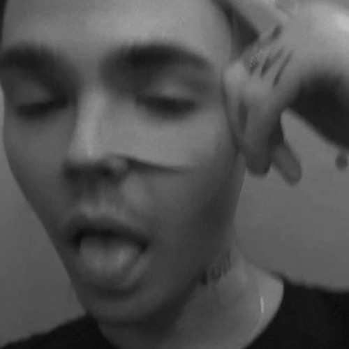 ⁨ولله ذله احب واحد مو الي ⁩