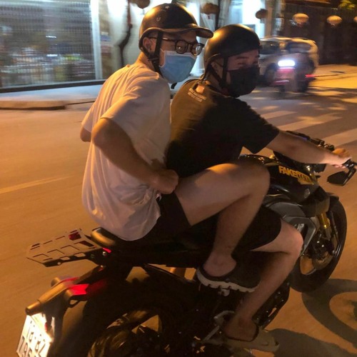 Chân không chạm đất