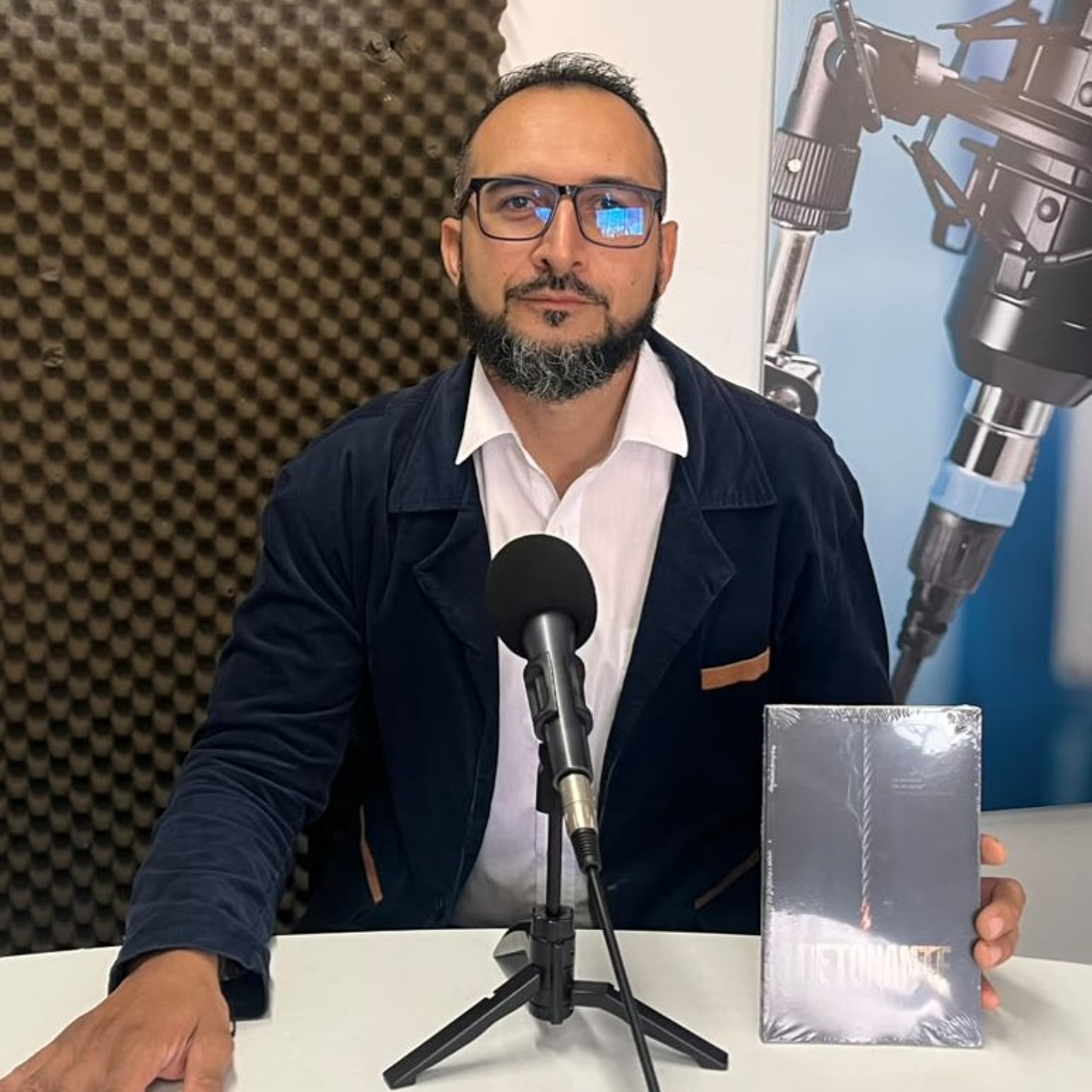7. Entrevista con el escritor de Manizales, Alejandro Serna