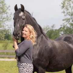 Gevoelige Kwesties Podcast - #43 Marjolijn vertelt hoe de wijsheid van paarden jou kan helpen.