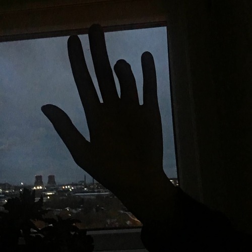 В диапазоне в диапазоне между отчаянием и надеждой. Дайте мне белые крылья. Крылья знаешь я так соскучился. Белые крылья я утопаю в омуте. Так соскучилась.