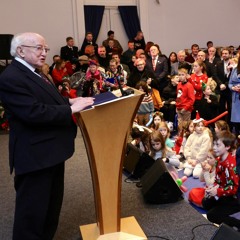 President and Sabina host the 2023 Tree Lighting Ceremony