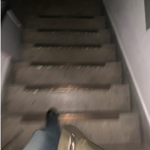 1년이 넘게 고장난 현관 센서등을 고치지 않은 건에 대하여