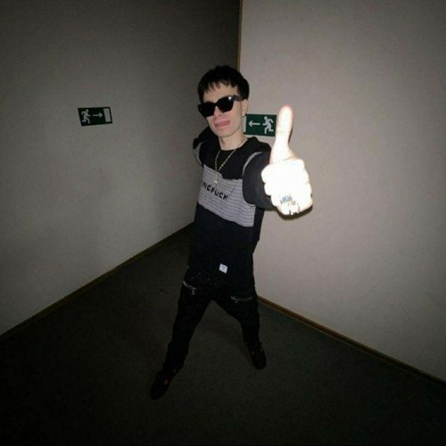 очень грустно плачет